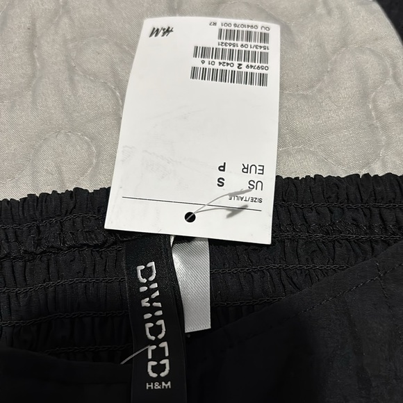 NWT H&M top with boning like detail - Picture 4 of 4